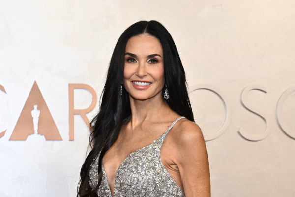 Demi Moore Dinobatkan sebagai Wanita Tercantik, Pesonanya Tak Lekang Waktu