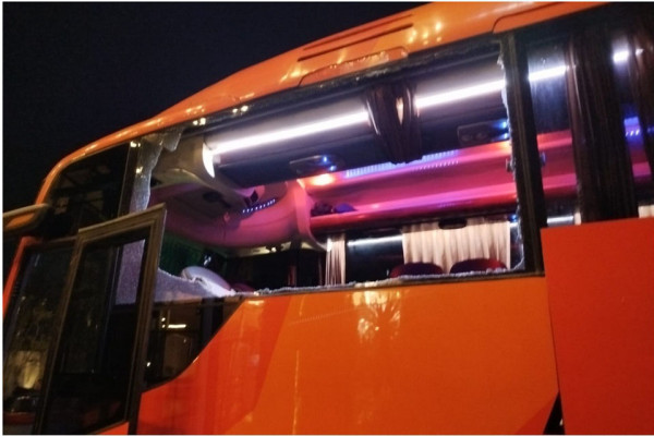 Bus Persik Kediri Dihujani Batu Oknum Suporter Aremania Pasca Laga di Kanjuruhan, Pelatih Terluka