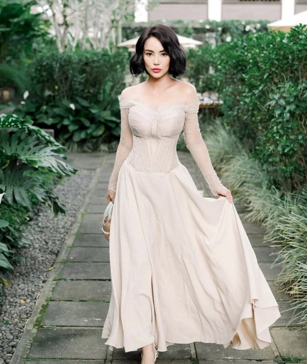 5 Potret Cantik Dearly Djoshua, Wanita yang Diduga Pacar Baru Ari Lasso