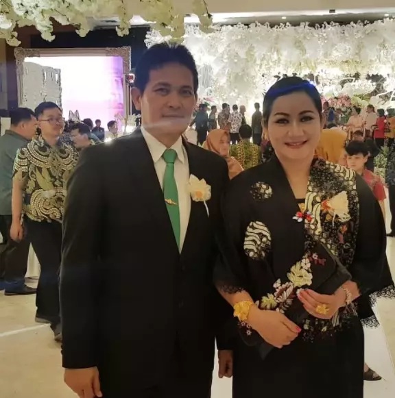 9 Artis yang Dinikahi Polisi, Nomor 7 Bertugas di London
