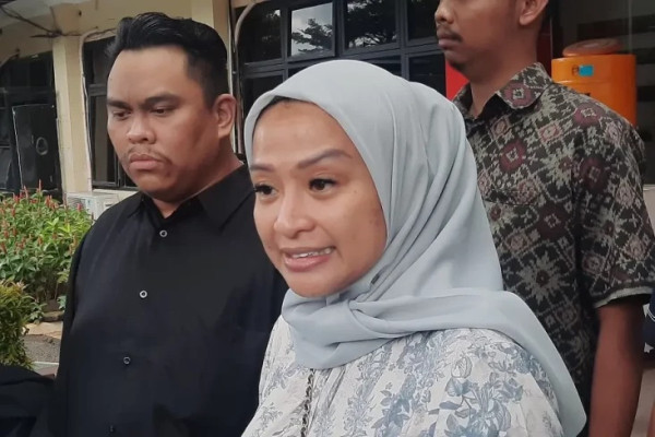 9 Artis yang Dinikahi Polisi, Nomor 7 Bertugas di London