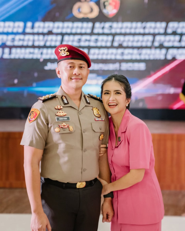 9 Artis yang Dinikahi Polisi, Nomor 7 Bertugas di London