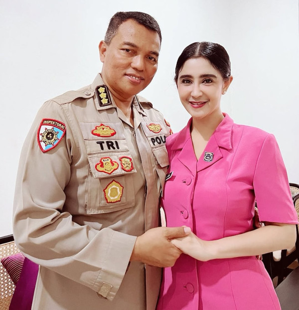 9 Artis yang Dinikahi Polisi, Nomor 7 Bertugas di London