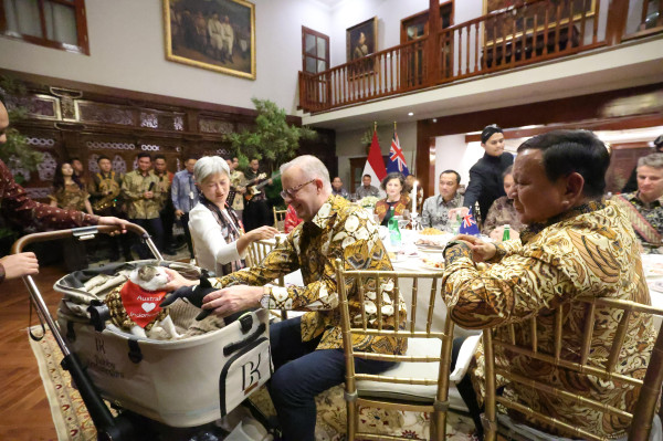 Momen Bobby Kertanegara Diberi Hadiah Syal oleh PM Australia