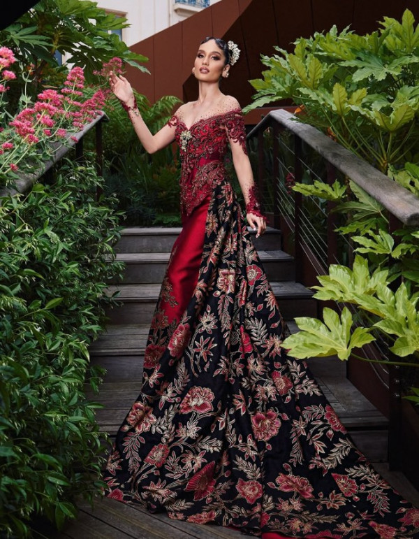 5 Potret Cinta Laura Kenakan Gaun Batik di Festival Film Cannes 2025, Banjir Pujian Netizen