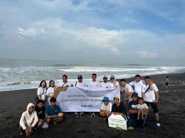 Aksi Peduli Lingkungan, Next Hotel Yogya dan MNC Peduli Lepas Tukik dan Bersih-bersih Pantai