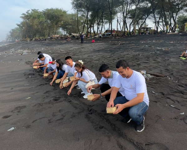 Aksi Peduli Lingkungan, Next Hotel Yogya dan MNC Peduli Lepas Tukik dan Bersih-bersih Pantai