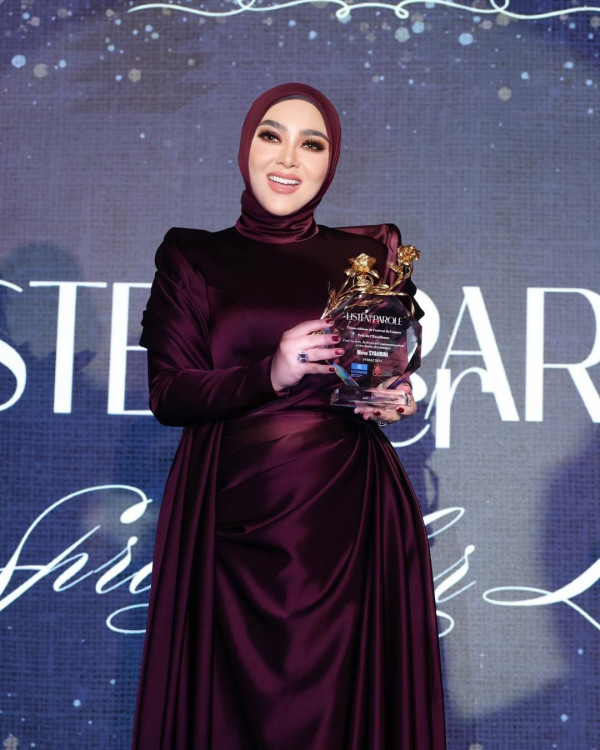 Dapat Penghargaan dari UNESCO, Syahrini: Saya Persembahkan untuk Semua Wanita