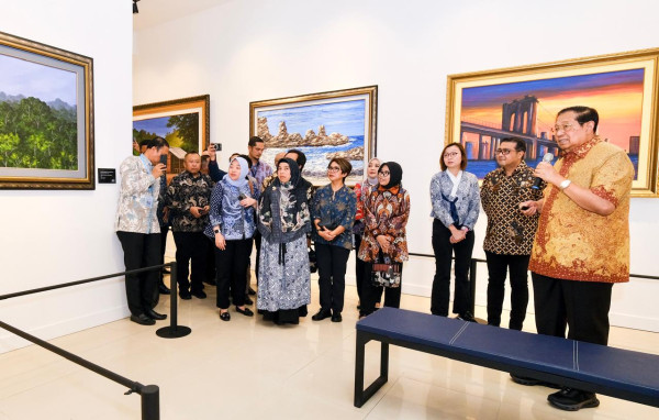 Momen SBY Jelaskan Karya Lukisan, Musik, Puisi, hingga Novel ke KemenEkraf di Cikeas Art Gallery