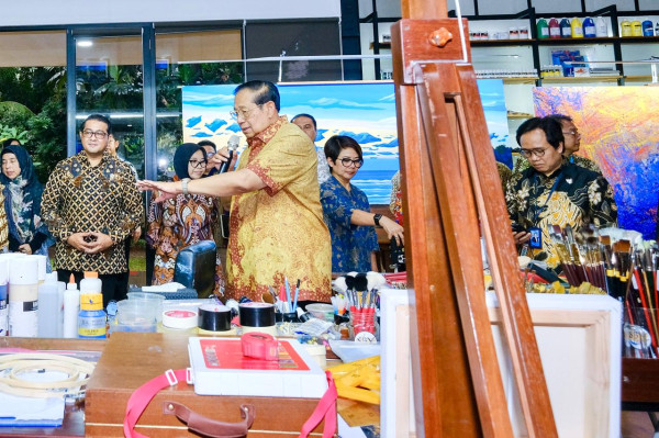 Momen SBY Jelaskan Karya Lukisan, Musik, Puisi, hingga Novel ke KemenEkraf di Cikeas Art Gallery