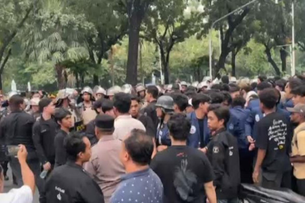 Polisi Tangkap 93 Mahasiswa Peserta Demo Ricuh di Depan Balai Kota Jakarta