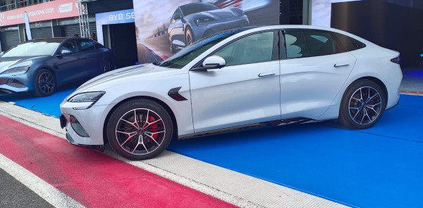 BYD New Seal 2025 Berfitur Canggih DiSus-C Resmi Diluncurkan