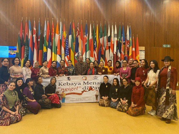 Kebaya Menari Tampil Memukau di Panggung Festival Tari Internasional di Paris