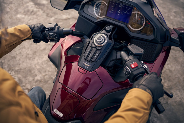 Legenda Berbalut Emas: Honda Gold Wing Edisi 50 Tahun Mendarat di Indonesia, Harga Tembus Rp1,1 Miliar!
