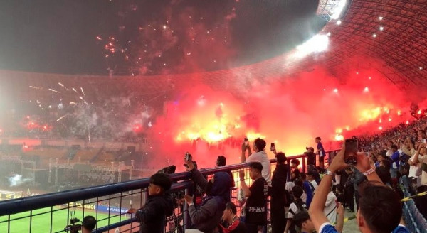 Stadion GBLA Membara, Bobotoh Rayakan Pesta Juara Persib dengan Flare dan Kembang Api