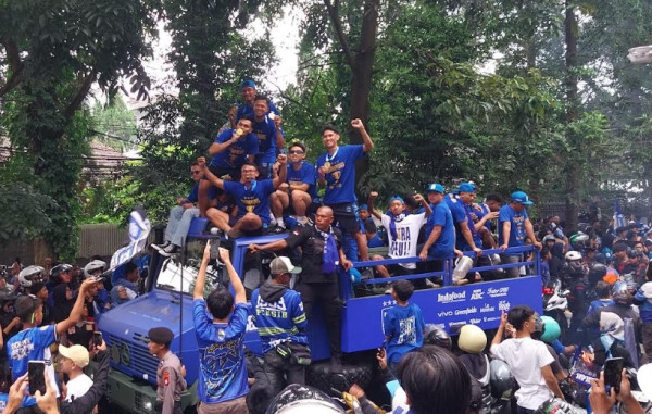 Bandung Membiru! Ribuan Bobotoh Sambut Pawai Juara Persib