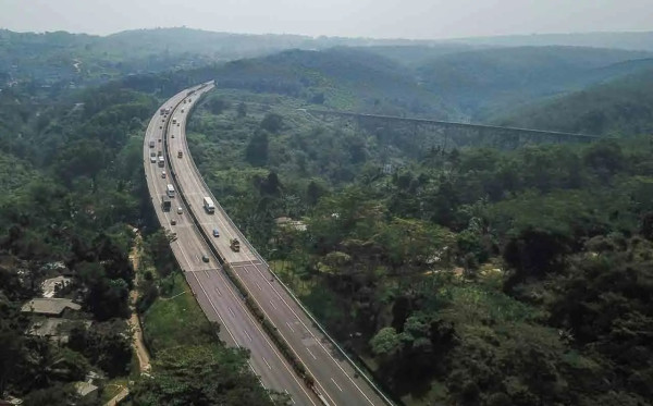 Jalur Maut Cipularang: KNKT Bongkar Misteri Kecelakaan Beruntun, Desain Jalan hingga Genangan Air Jadi Biang Kerok!