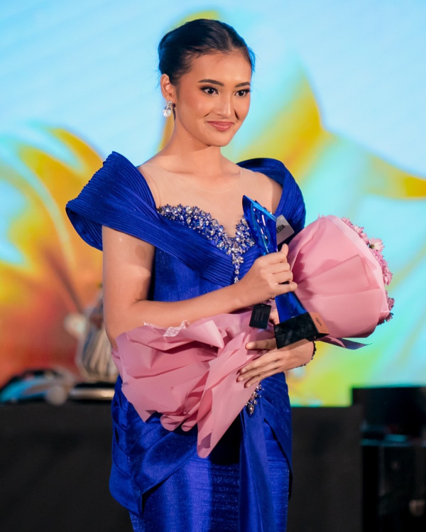 5 Potret Monica Kezia Menangkan BWAP Miss World 2025, Anggun dalam Balutan Gaun Biru