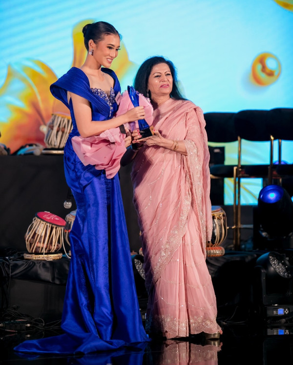 5 Potret Monica Kezia Menangkan BWAP Miss World 2025, Anggun dalam Balutan Gaun Biru