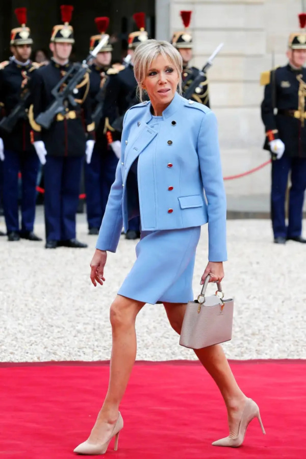 7 Gaya Brigitte Macron, Istri Presiden Prancis yang Elegan dan Berkelas