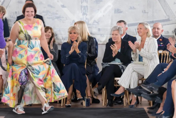 7 Gaya Brigitte Macron, Istri Presiden Prancis yang Elegan dan Berkelas