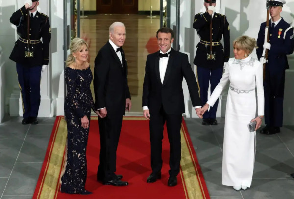 7 Gaya Brigitte Macron, Istri Presiden Prancis yang Elegan dan Berkelas