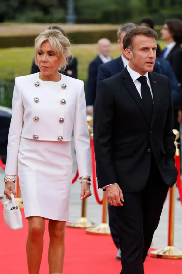 7 Gaya Brigitte Macron, Istri Presiden Prancis yang Elegan dan Berkelas