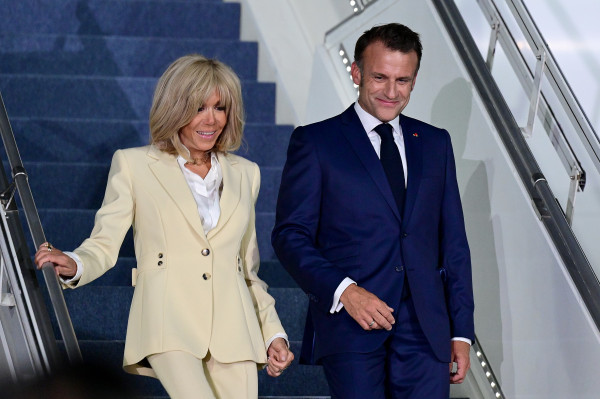 Redam Isu Pertengkaran, Macron dan Brigitte Bergandengan Turun Pesawat di Jakarta