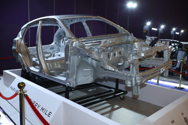 Duel Panas SUV Kompak! Suzuki Fronx 'Pamer Otot' ADAS dan Hybrid, Siap Guncang Takhta Raize-WR-V?