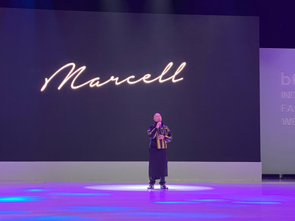 Marcell Siahaan Memukau di IFW 2025, Bawakan Lagu Romantis dalam Balutan Wastra Konawe Utara