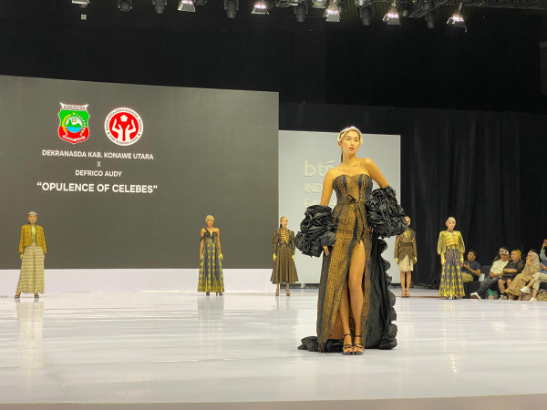 Marcell Siahaan Memukau di IFW 2025, Bawakan Lagu Romantis dalam Balutan Wastra Konawe Utara