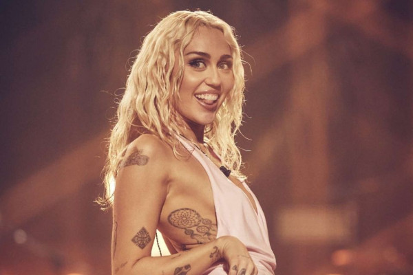 Mengenal Edema Reinke, Kondisi Langka di Balik Suara Serak Miley Cyrus