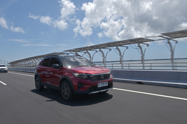 Duel Panas SUV Kompak! Suzuki Fronx 'Pamer Otot' ADAS dan Hybrid, Siap Guncang Takhta Raize-WR-V?
