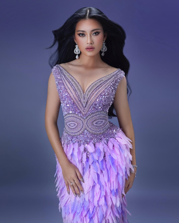 Monica Kezia Tampil bak Dewi dalam Gaun Ungu Kristal di Grand Final Miss World 2025