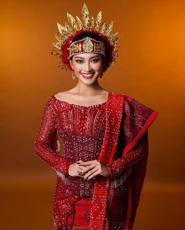 Monica Kezia Tampil Memukau dengan Busana Adat Batak di Opening Ceremony Miss World 2025