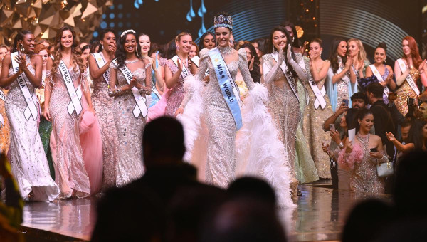 5 Potret Kilau Mahkota Penobatan Opal Suchata Chuangsri sebagai Miss World 2025