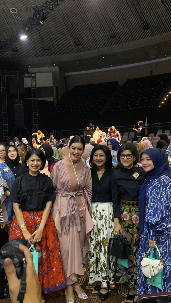 Potret Menawan Kahiyang Ayu di Penutupan IFW 2025, Elegan dengan Tenun Samosir Bergaya Kimono