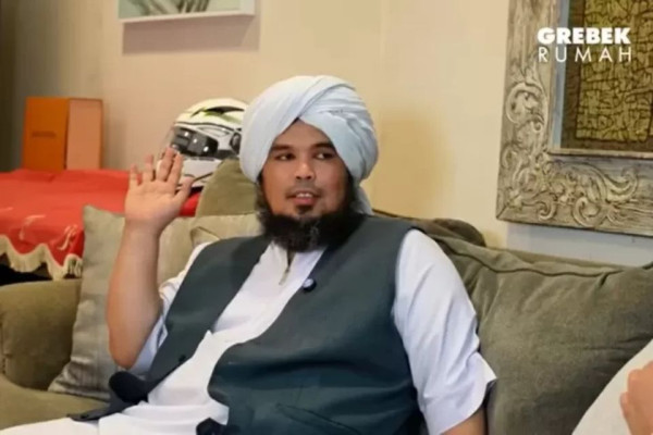 Raffi Ahmad Biayai Ustaz Derry Sulaiman Naik Haji, Urus Semua Keperluan ke Tanah Suci