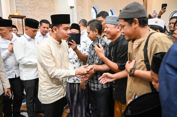 Jokowi Salat Iduladha di Graha Saba Buana, Gibran dan Jan Ethes di Masjid Raya Sheikh Zayed
