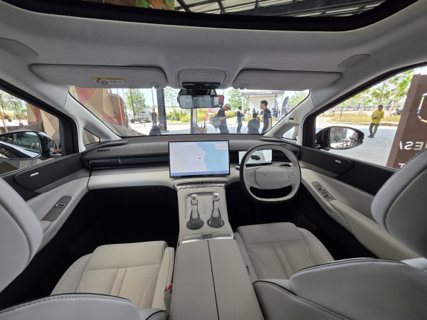Perang MPV Premium: Xpeng X9 Sindir Desain Denza D9 dan Toyota Alphard, Klaim Tak Akan Dikira Mobil Sopir