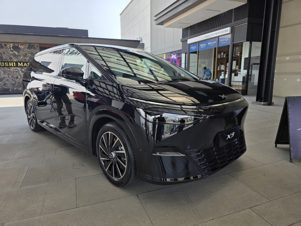 Perang MPV Premium: Xpeng X9 Sindir Desain Denza D9 dan Toyota Alphard, Klaim Tak Akan Dikira Mobil Sopir