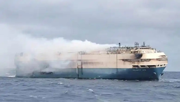 Bom Waktu di Lautan Lepas: Kapal Kargo Terbakar, Karena Angkut Mobil Listrik dan Hybrid?