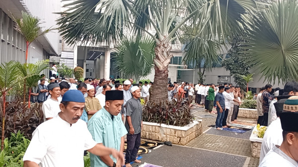 Suasana Salat Iduladha 2025 di Masjid Agung Al Azhar dan Balai Kota Jakarta