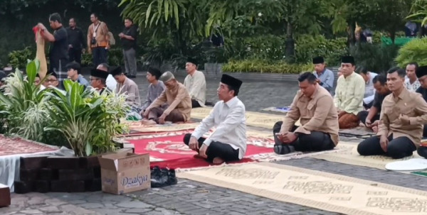 Jokowi Salat Iduladha di Graha Saba Buana, Gibran dan Jan Ethes di Masjid Raya Sheikh Zayed