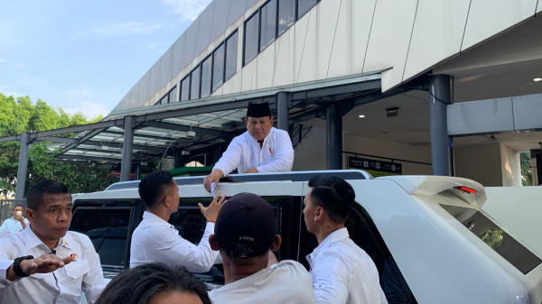 Momen Prabowo Bagi-bagi THR ke Warga setelah Salat Iduladha