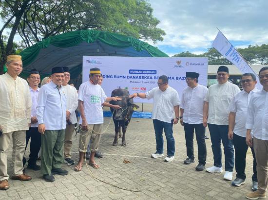 Bersama BAZNAS, Holding BUMN Danareksa Salurkan Daging Kurban kepada 3.000 Keluarga di Makassar