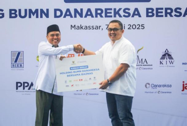 Bersama BAZNAS, Holding BUMN Danareksa Salurkan Daging Kurban kepada 3.000 Keluarga di Makassar