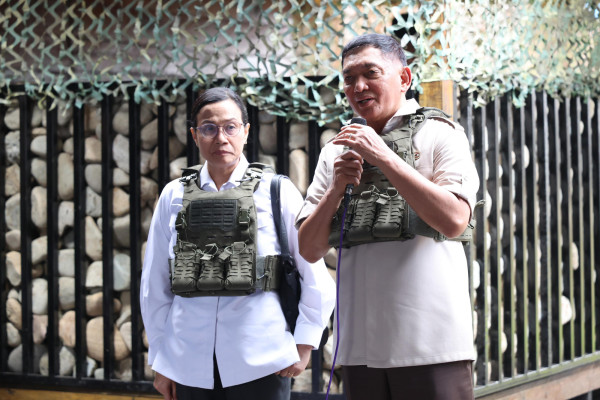 Sri Mulyani dan Sjafrie Sjamsoeddin Pakai Rompi Antipeluru di Daerah Rawan Konflik Papua