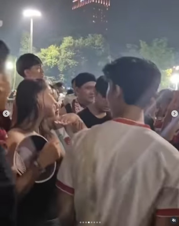 3 Potret Cantik Sara Hilgers saat Dikerubungi Pendukung Timnas Indonesia, Ramah Banget