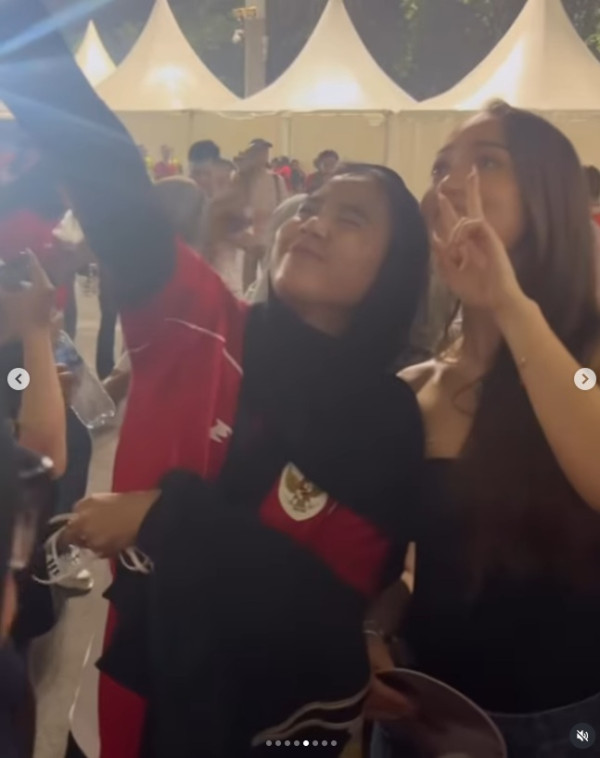 3 Potret Cantik Sara Hilgers saat Dikerubungi Pendukung Timnas Indonesia, Ramah Banget